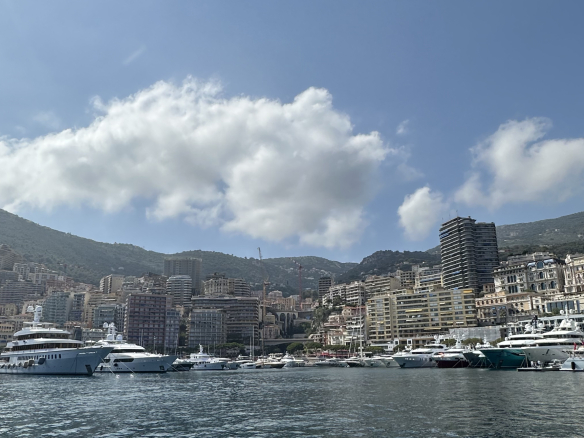 A building with great potential located on the port of the prestigious principality of Monaco.