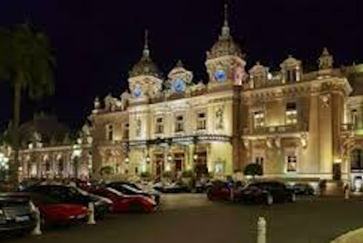 A building with great potential located on the port of the prestigious principality of Monaco.