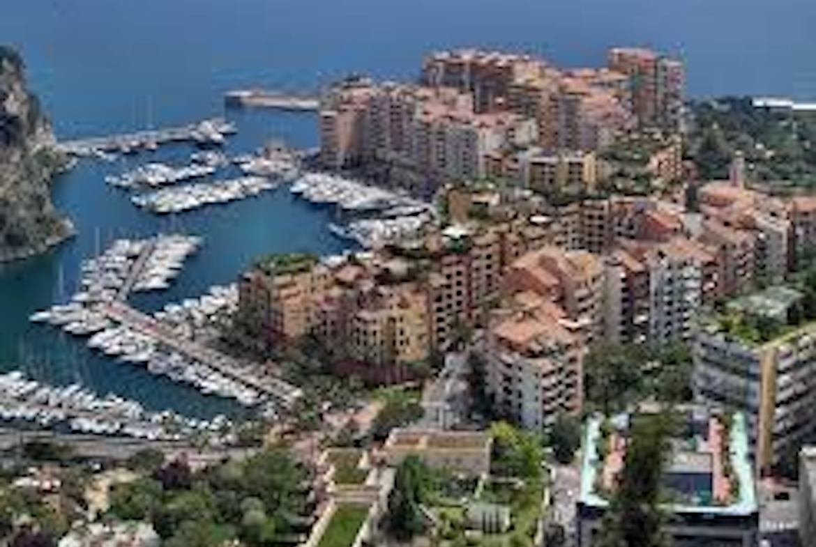 A building with great potential located on the port of the prestigious principality of Monaco.