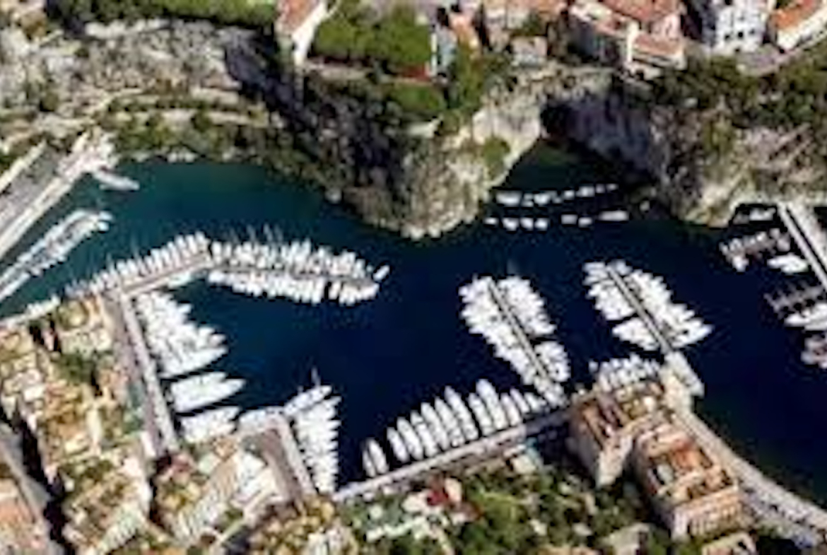 A building with great potential located on the port of the prestigious principality of Monaco.