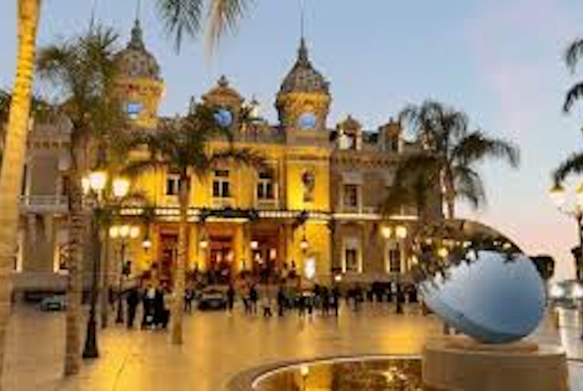 A building with great potential located on the port of the prestigious principality of Monaco.