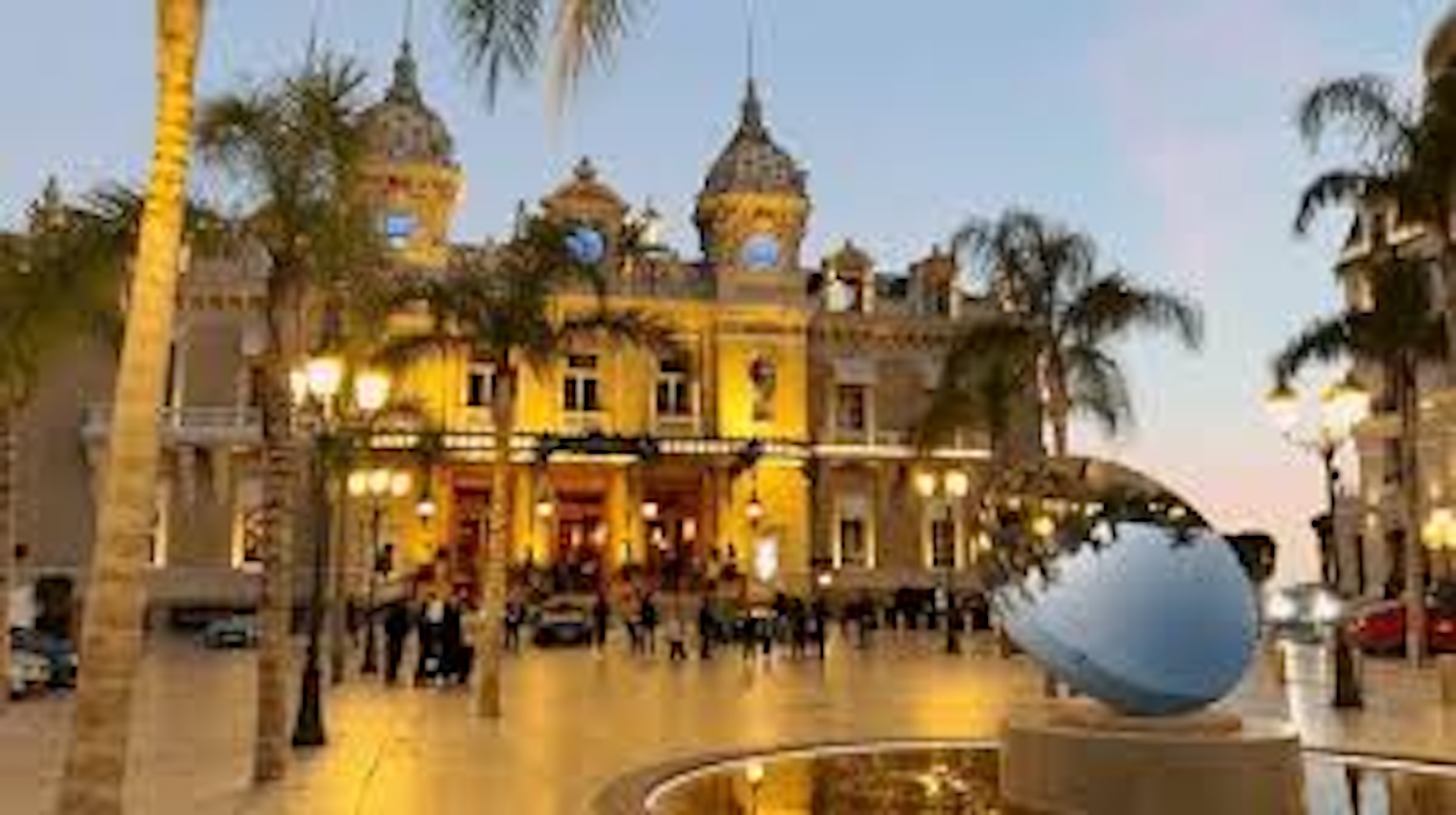 unknown-1-1736502533 A building with great potential located on the port of the prestigious principality of Monaco.