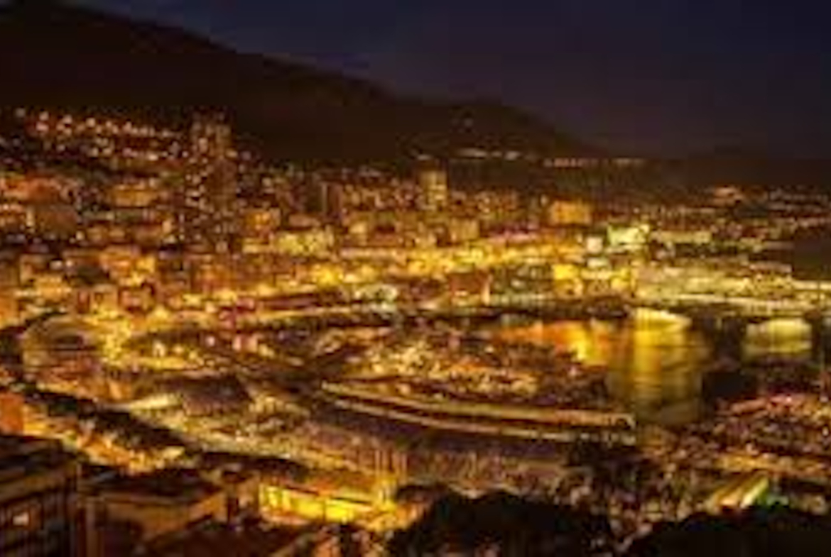 A building with great potential located on the port of the prestigious principality of Monaco.