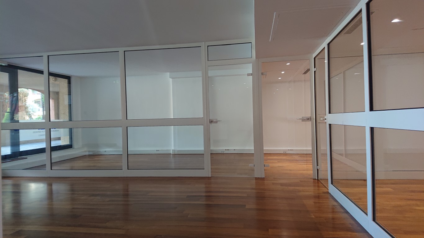 entre-e-acce-s-3-bureaux-cloisonne-s-moyen-1709563320 Quartier Fontvieille – Quiet offices overlooking gardens