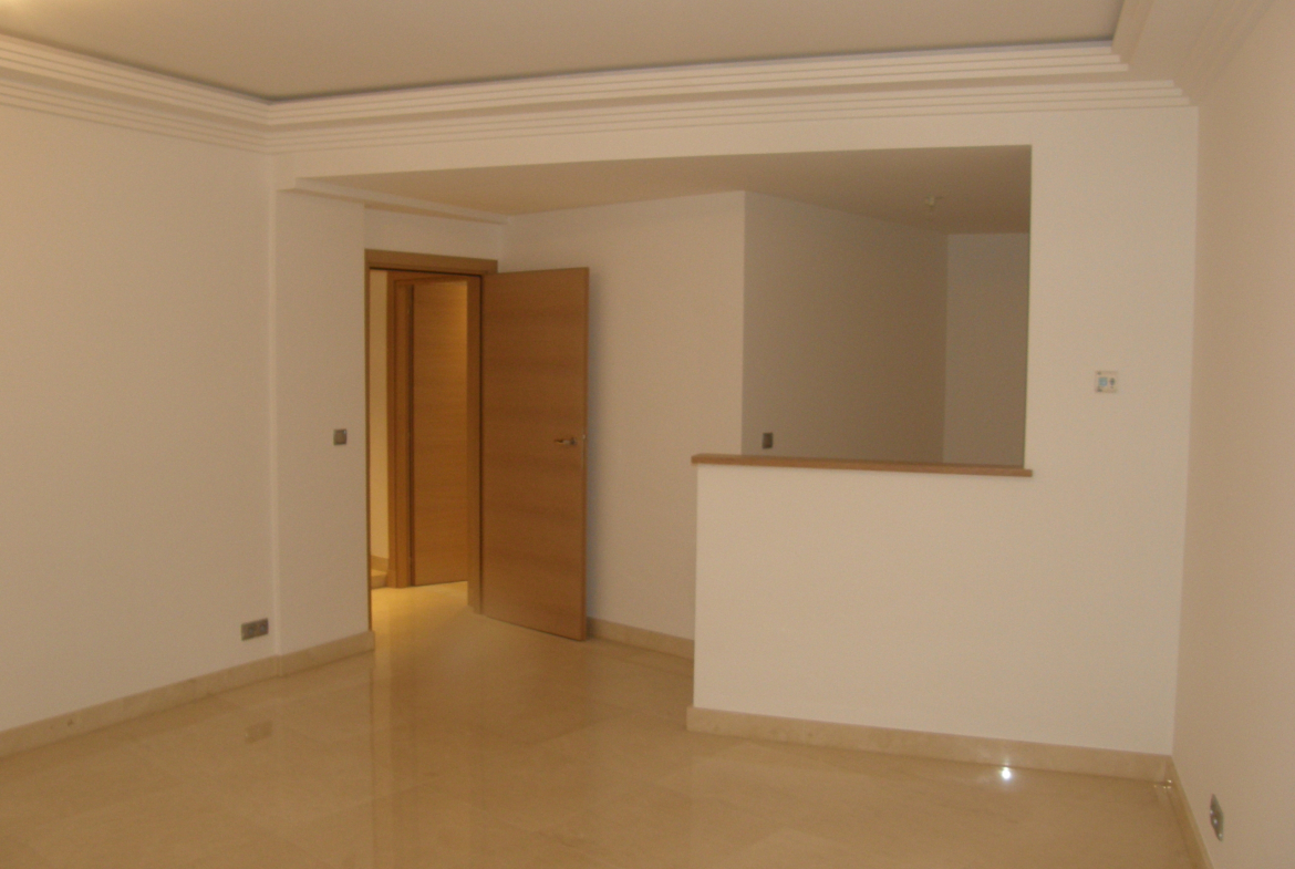 LARGE 2-ROOM APARTMENT IN MIXED USE WITH PARKING