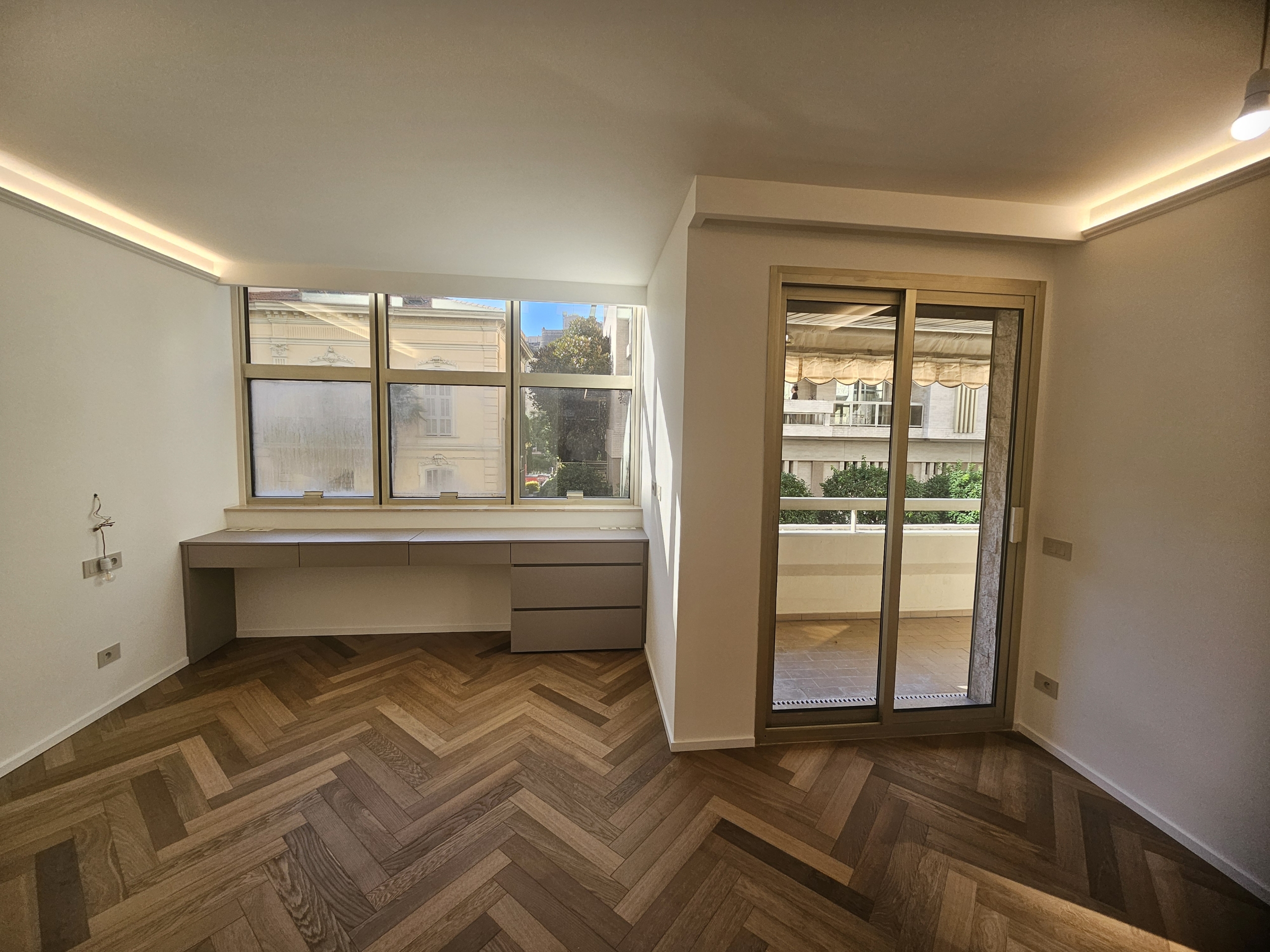 20250923-100315-1758637916-scaled-1 Condamine – 5 Rooms for sale near the port