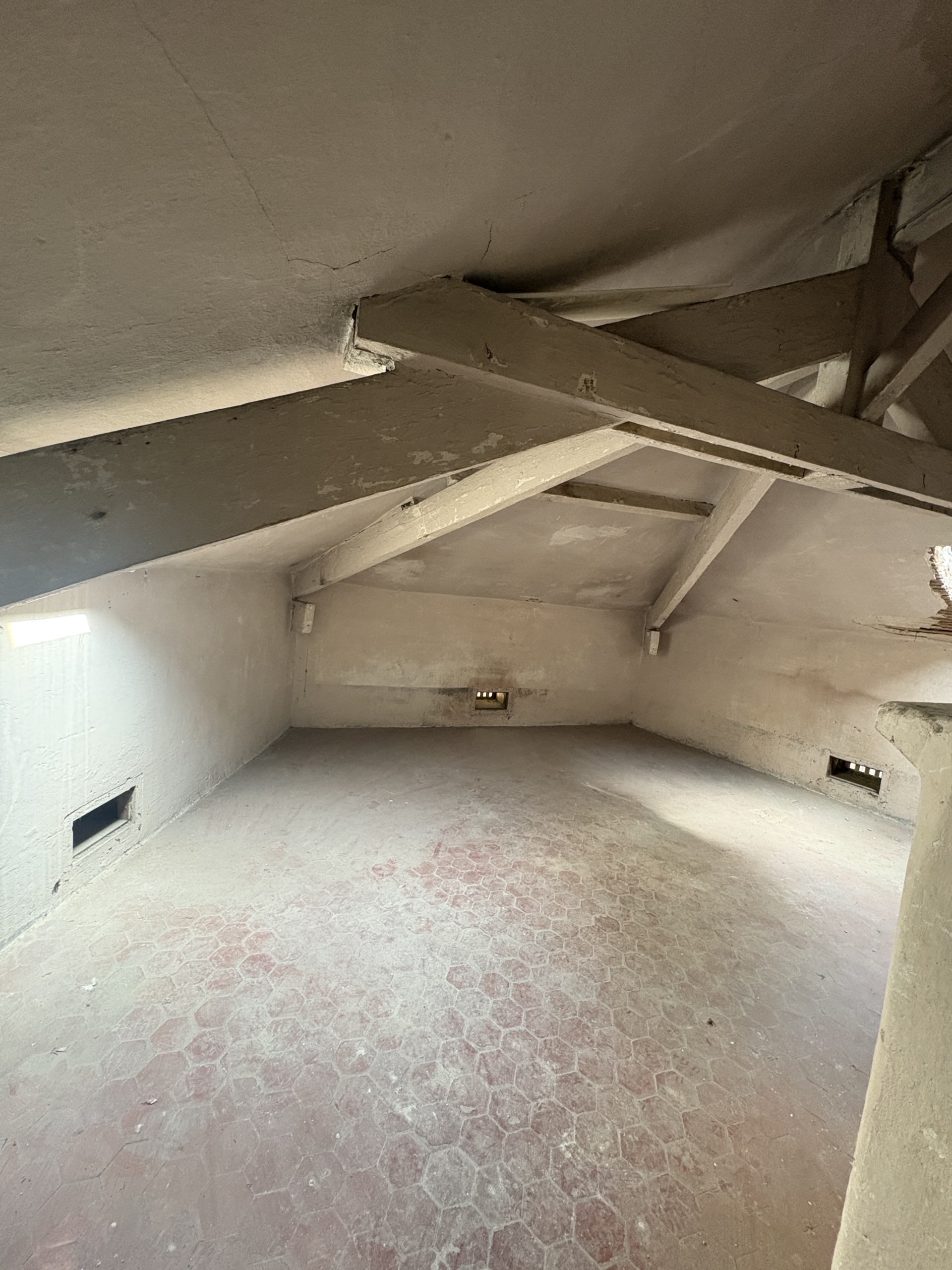 img-5242-1783522569-scaled-1 Attic apartment in need of renovation with great potential in the heart of La Condamine