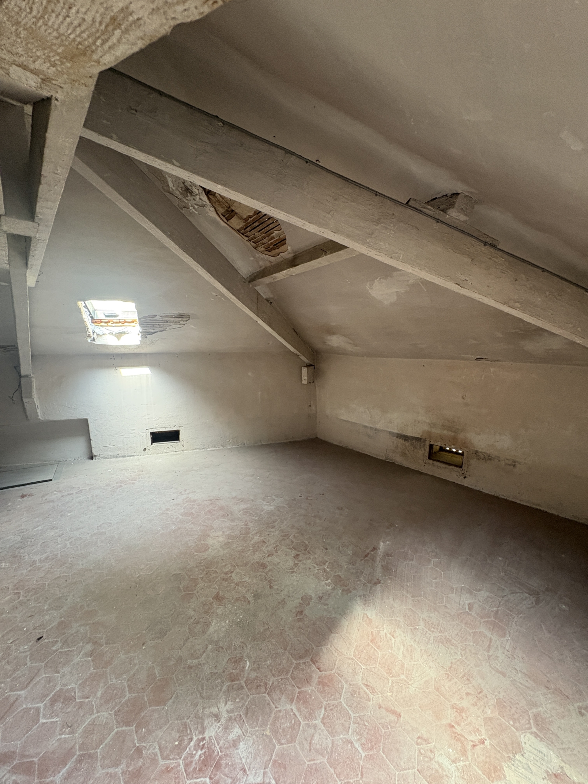 img-5243-1783522574-scaled-1 Attic apartment in need of renovation with great potential in the heart of La Condamine