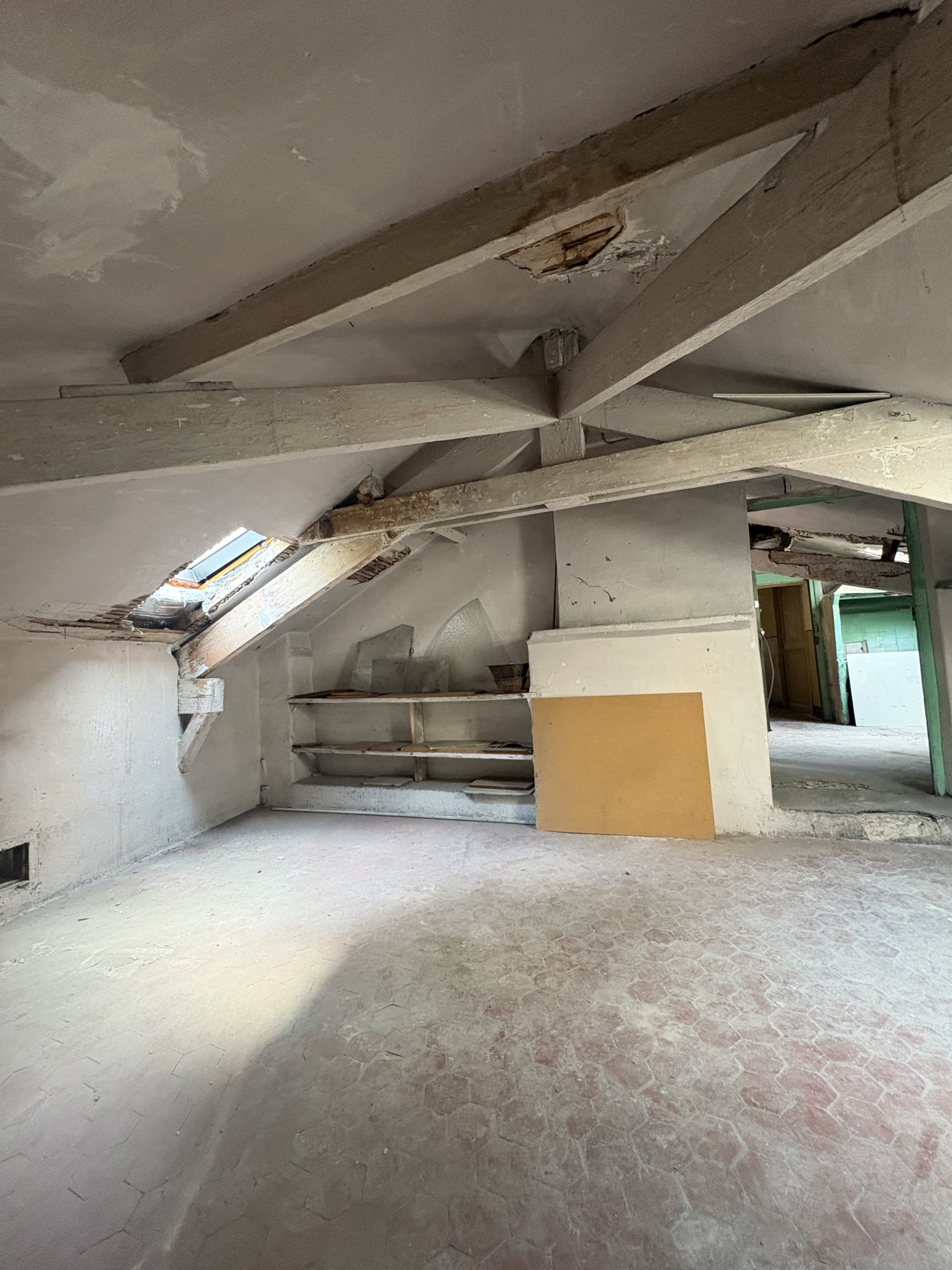 img-5244-1783522575-scaled-1 Attic apartment in need of renovation with great potential in the heart of La Condamine