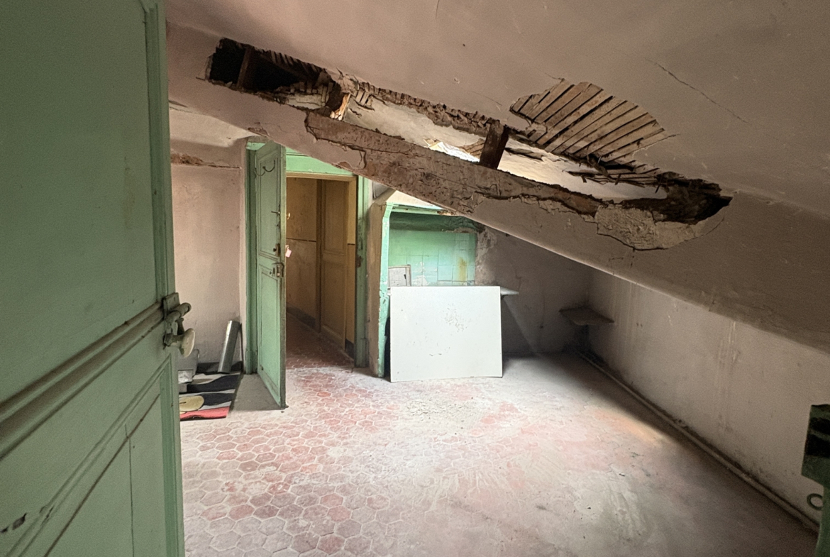 Attic apartment in need of renovation with great potential in the heart of La Condamine